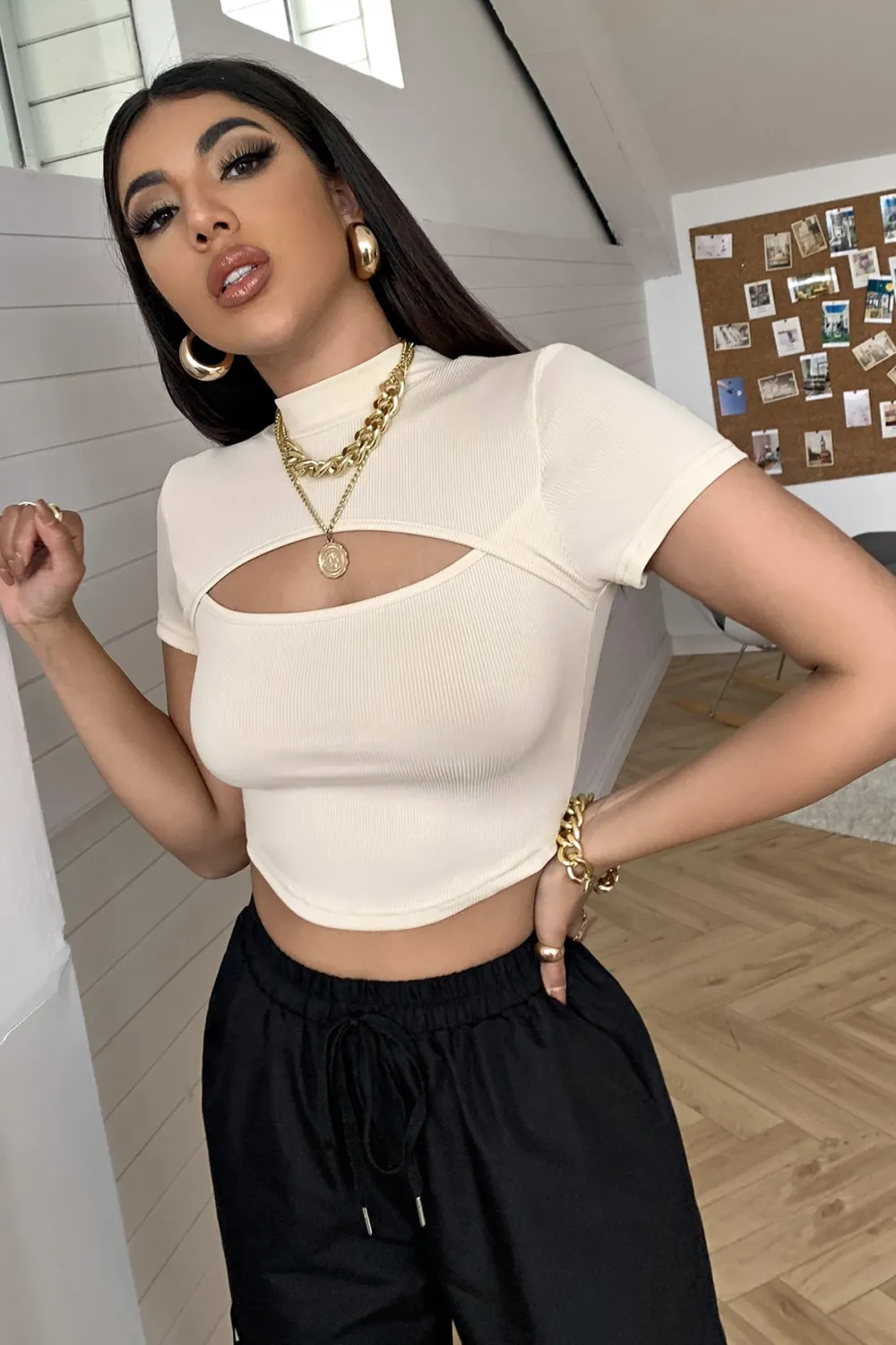 ieg™ Kadın Ekru Göğüs Dekolteli Yarım Kollu Cut Out Crop Top Bluz