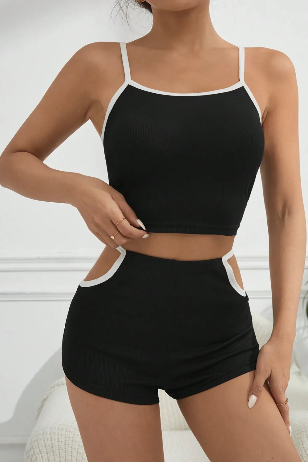 ieg™ Kadın Siyah Beyaz Şortlu Cut-Out Detaylı Gecelik Takımı