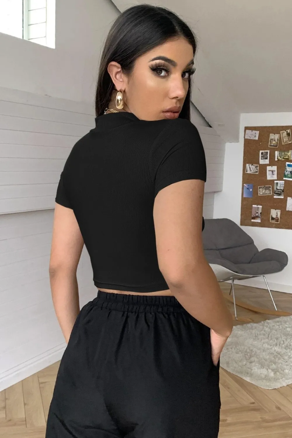 ieg™ Kadın Siyah Göğüs Dekolteli Yarım Kollu Cut Out Crop Top Bluz