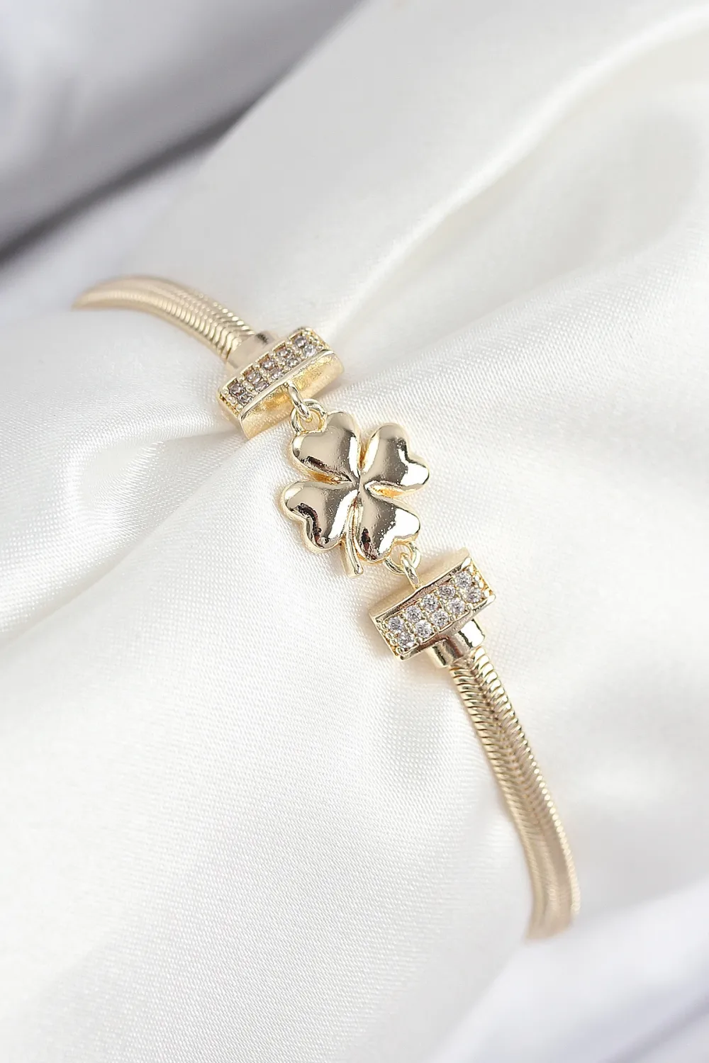 Pirinç Zirkon Taşlı Yonca Model Gold Renk Kadın Bileklik TJ-BB7897