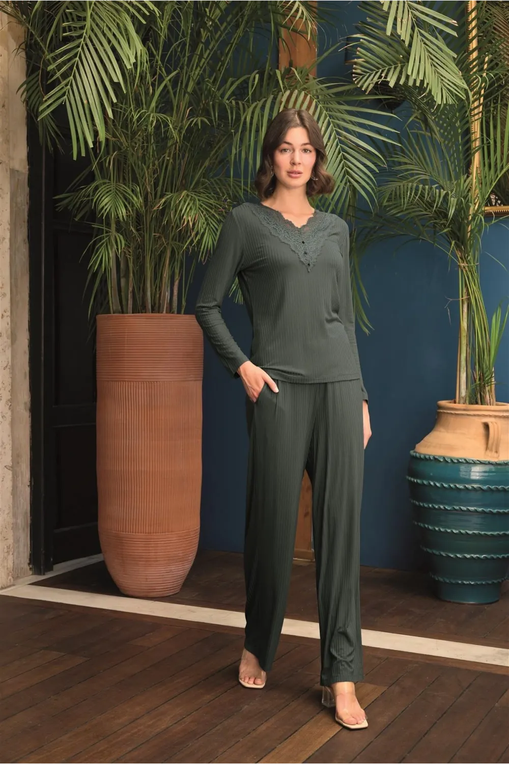 Uzun Kollu Önü Düğmeli V Yaka Pijama Takımı