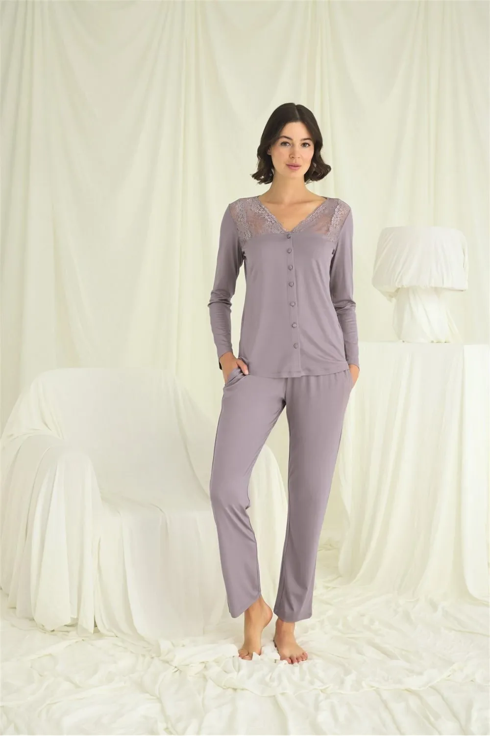 Yakası Kolu ve Omzu Dantelli Boydan Düğmeli Pijama Takımı