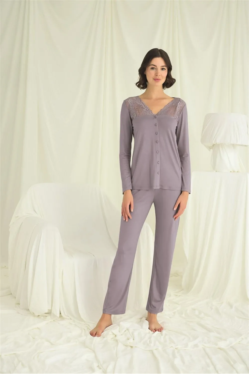 Yakası Kolu ve Omzu Dantelli Boydan Düğmeli Pijama Takımı