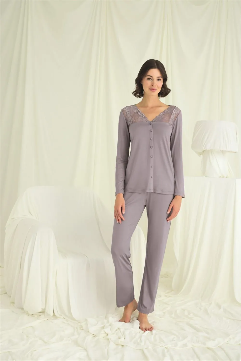 Yakası Kolu ve Omzu Dantelli Boydan Düğmeli Pijama Takımı