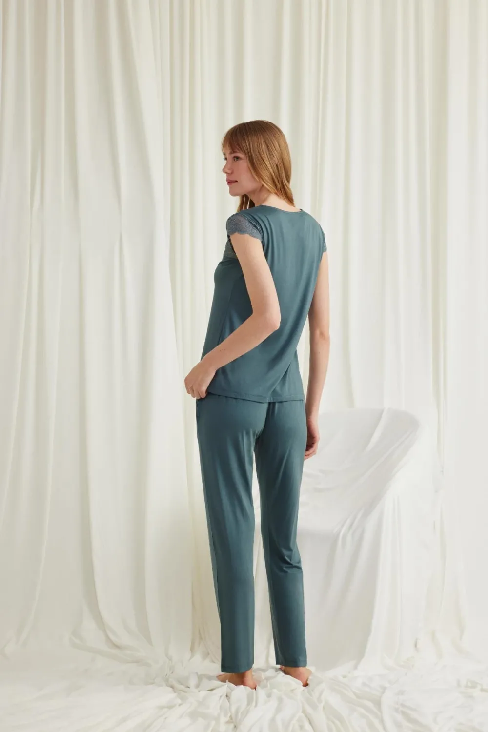 Yakası Kolu ve Omzu Dantelli Önü Düğmeli Pijama Takımı