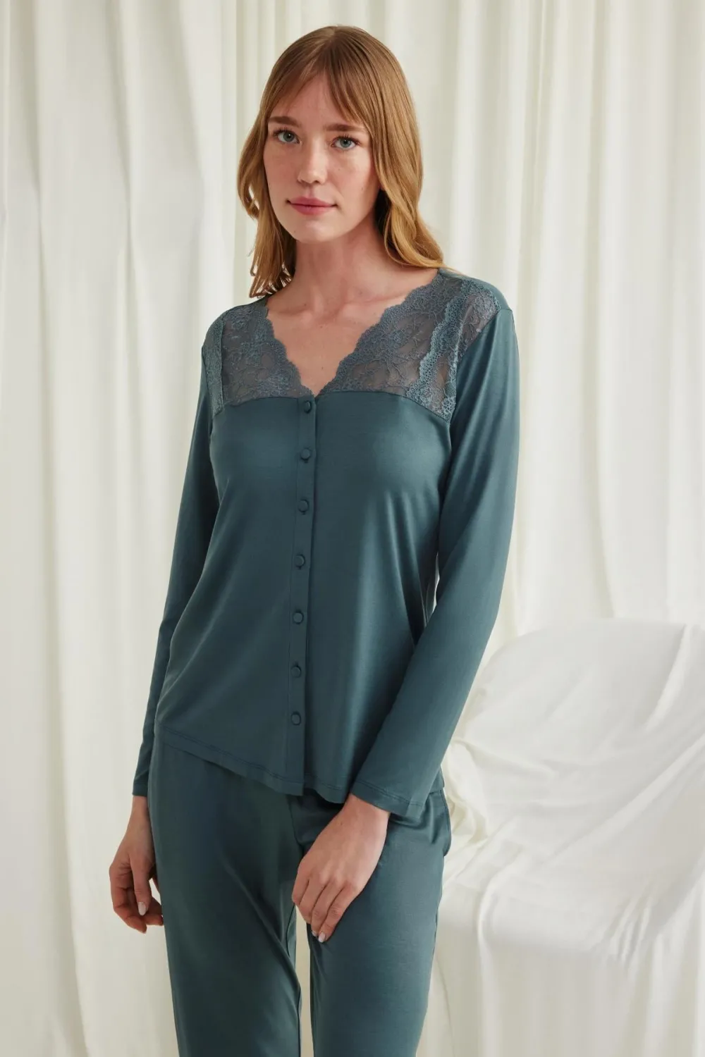 Yakası Omzu ve Paçası Dantelli Boydan Düğmeli Pijama Takımı