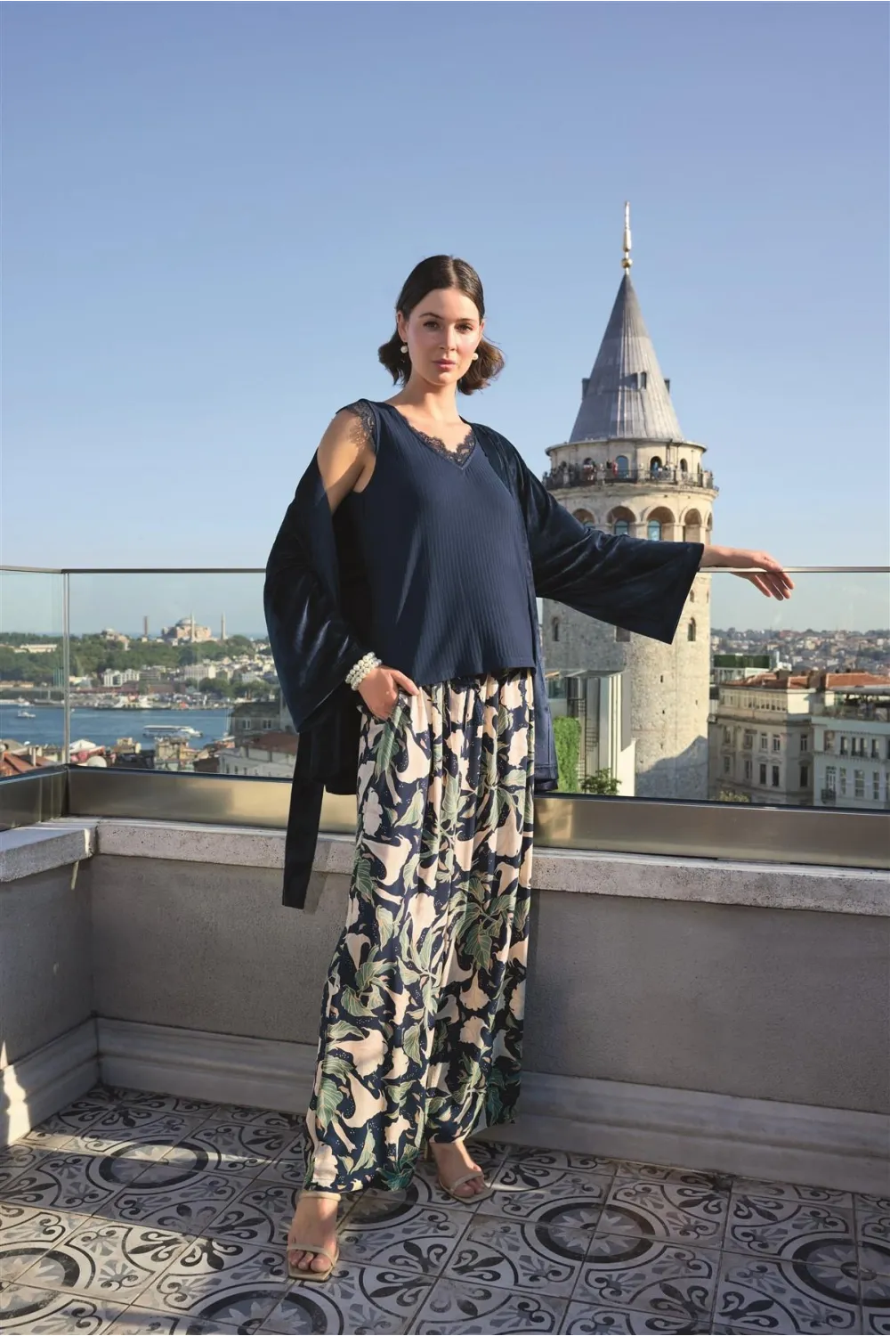 Yaprak Desenli ve Dantelli 3lü Pijama Takımı