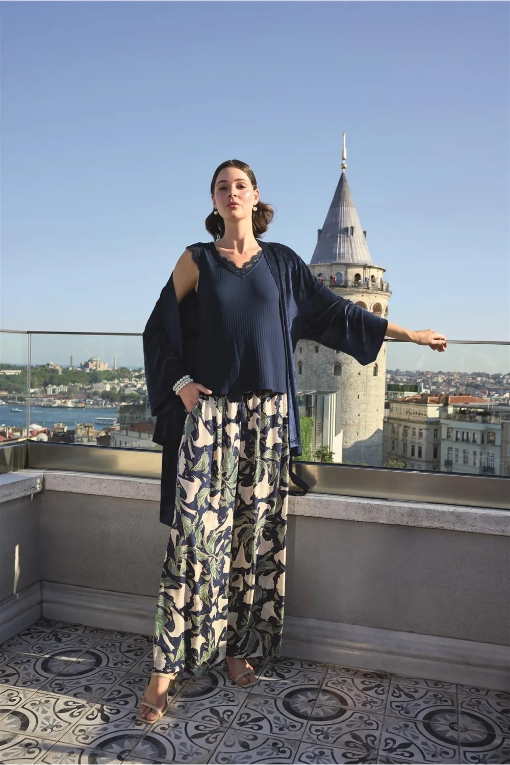 Yaprak Desenli ve Dantelli 3lü Pijama Takımı