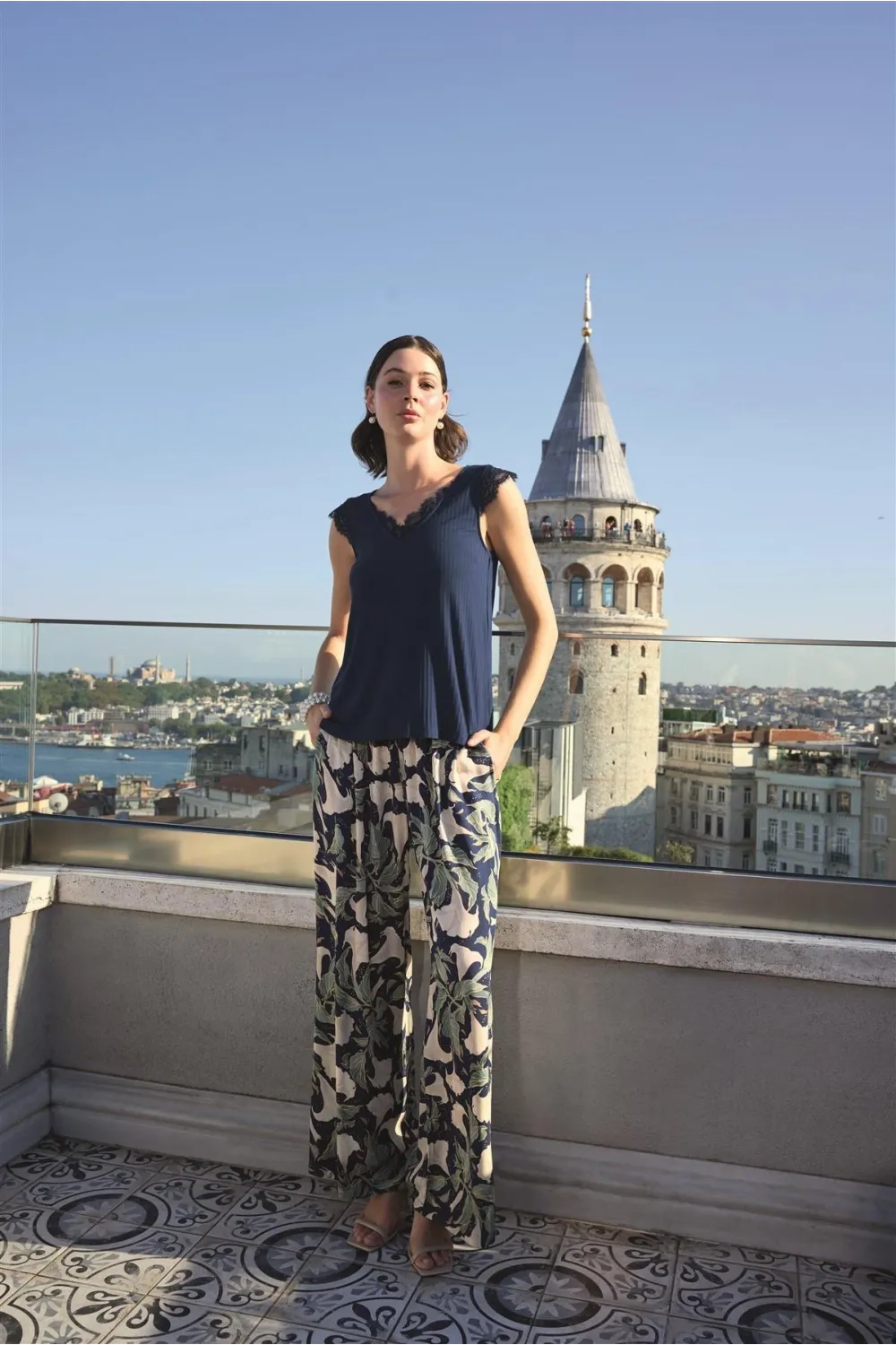 Yaprak Desenli ve Dantelli 3lü Pijama Takımı