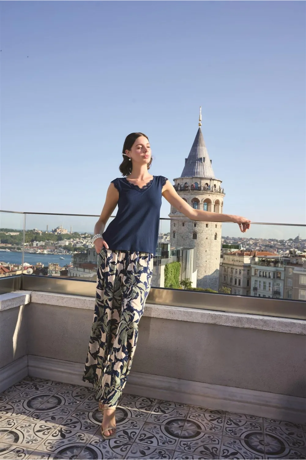Yaprak Desenli ve Dantelli 3lü Pijama Takımı