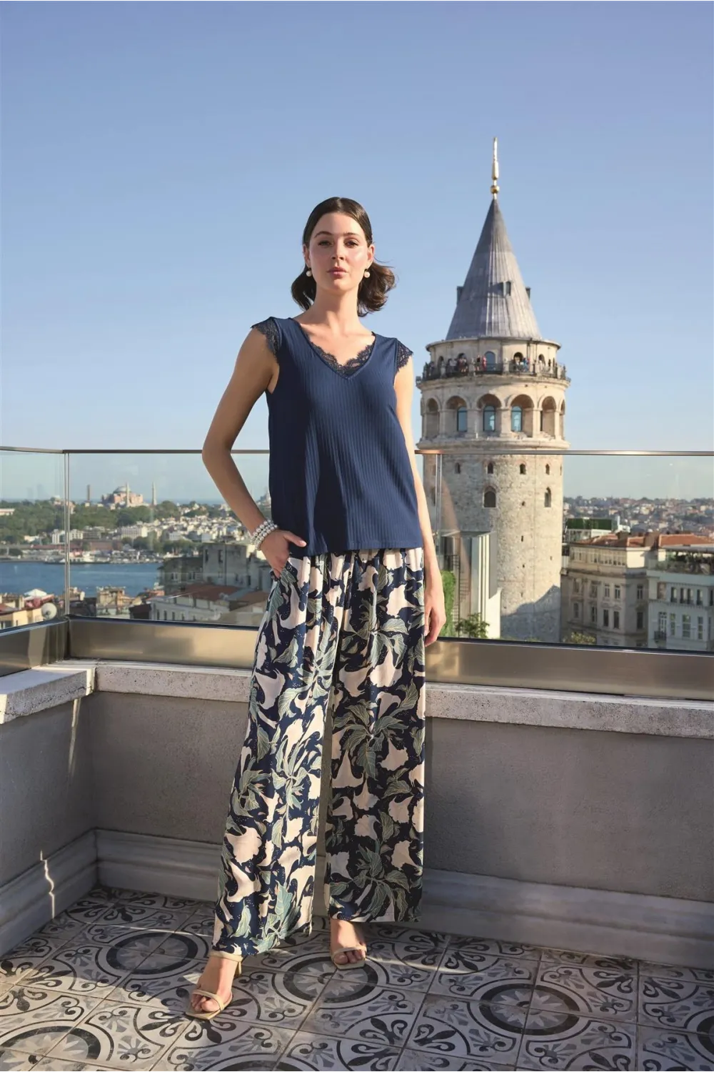 Yaprak Desenli ve Dantelli 3lü Pijama Takımı