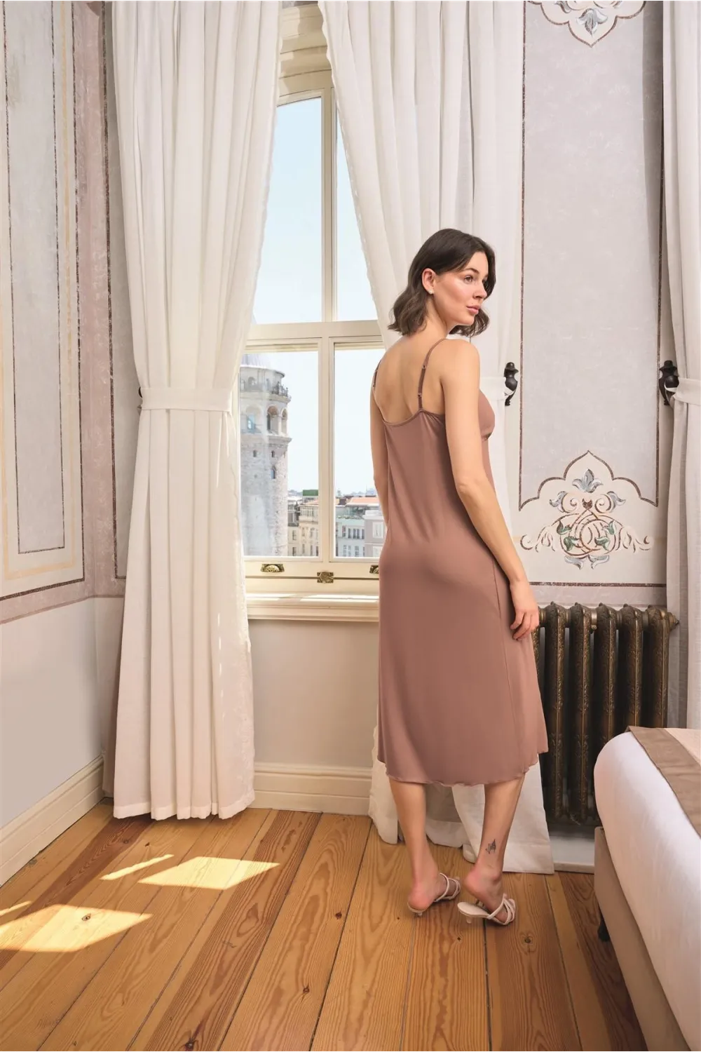 Yaprak Desenli Yırtmaçlı Dantelli ve Dekolteli Sabahlık Takımı