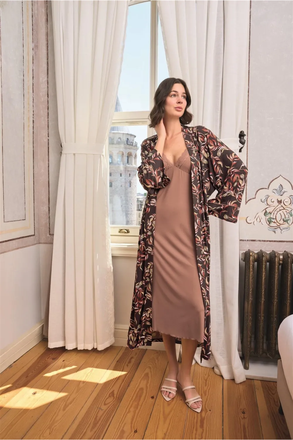 Yaprak Desenli Yırtmaçlı Dantelli ve Dekolteli Sabahlık Takımı