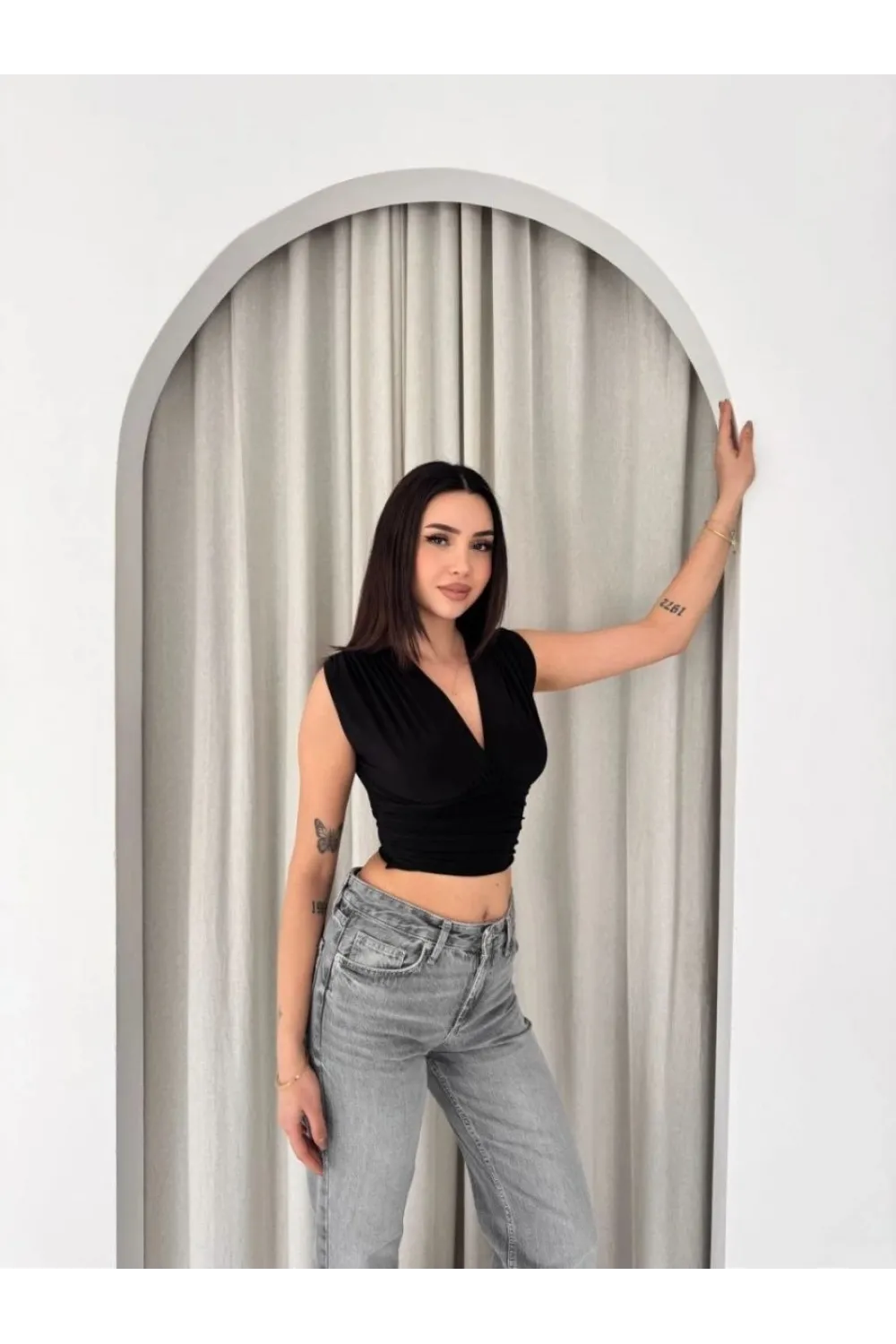Kadın Vatkalı Kolsuz V Yaka Drapeli Crop Bluz Likralı Fit - Siyah