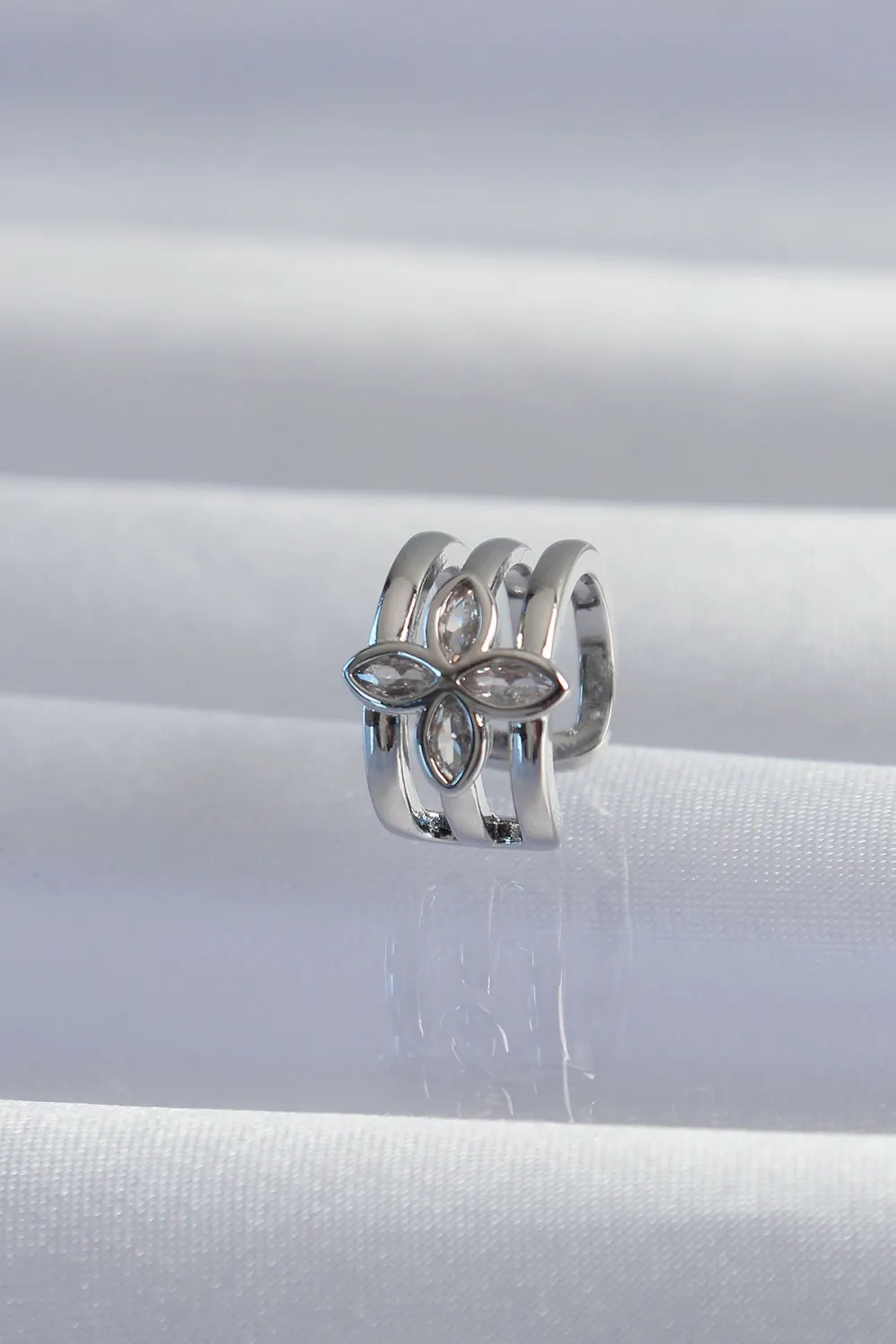 ietaks™ Pirinç Gümüş Renk Yonca Earcuff Küpe