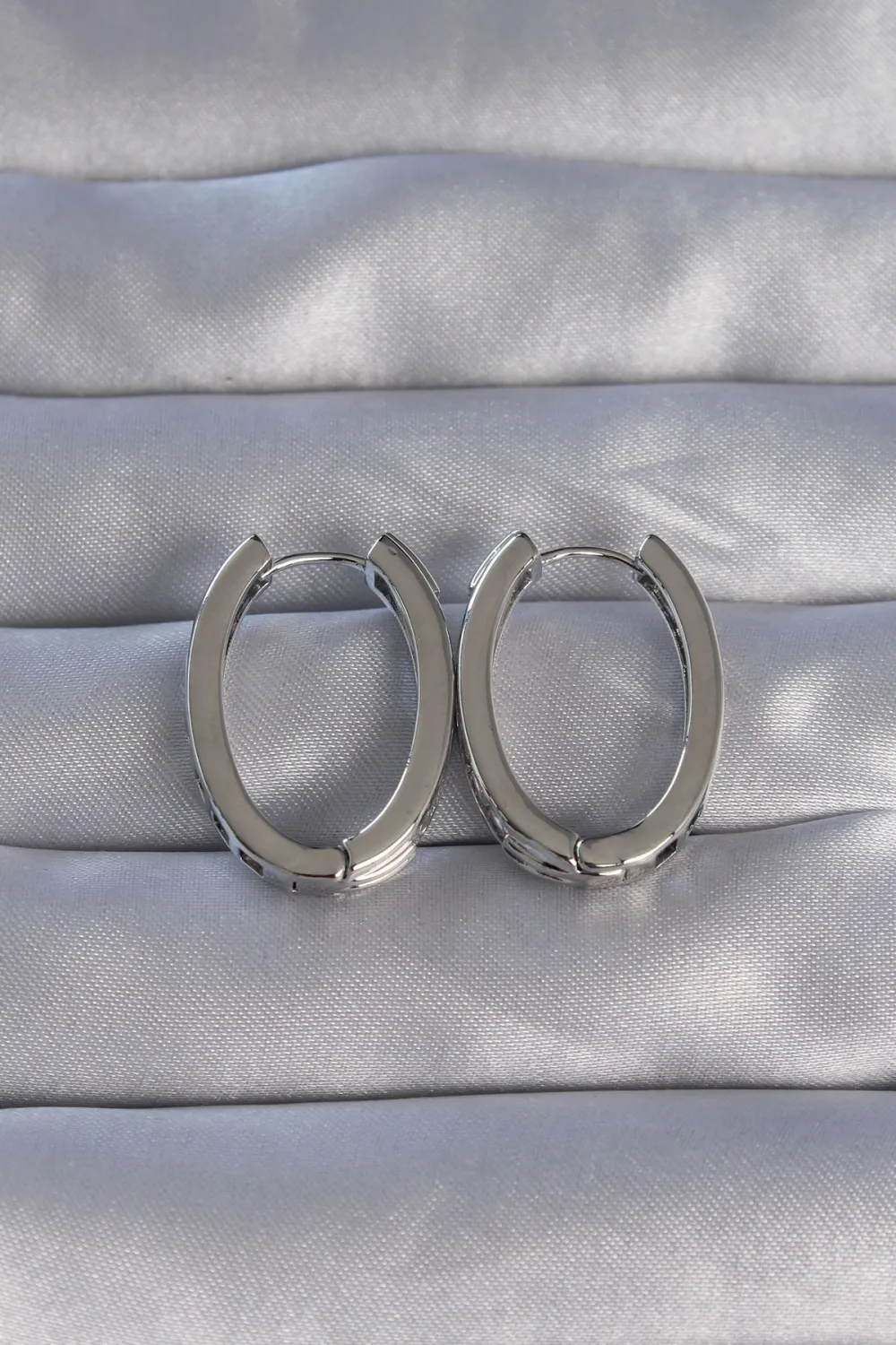 ietaks™ Pirinç Gümüş Renk Zirkon Taşlı Oval Model Küpe