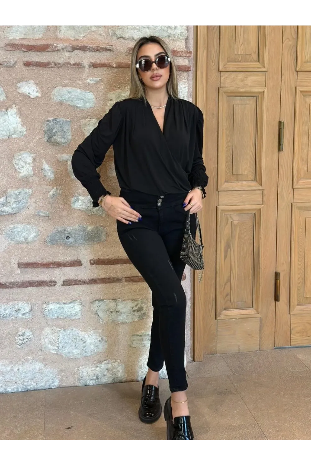 Kadın Uzun Kollu Dökümlü Kruvaze Yaka Kol Ucu Gipeli Sandy Bluz