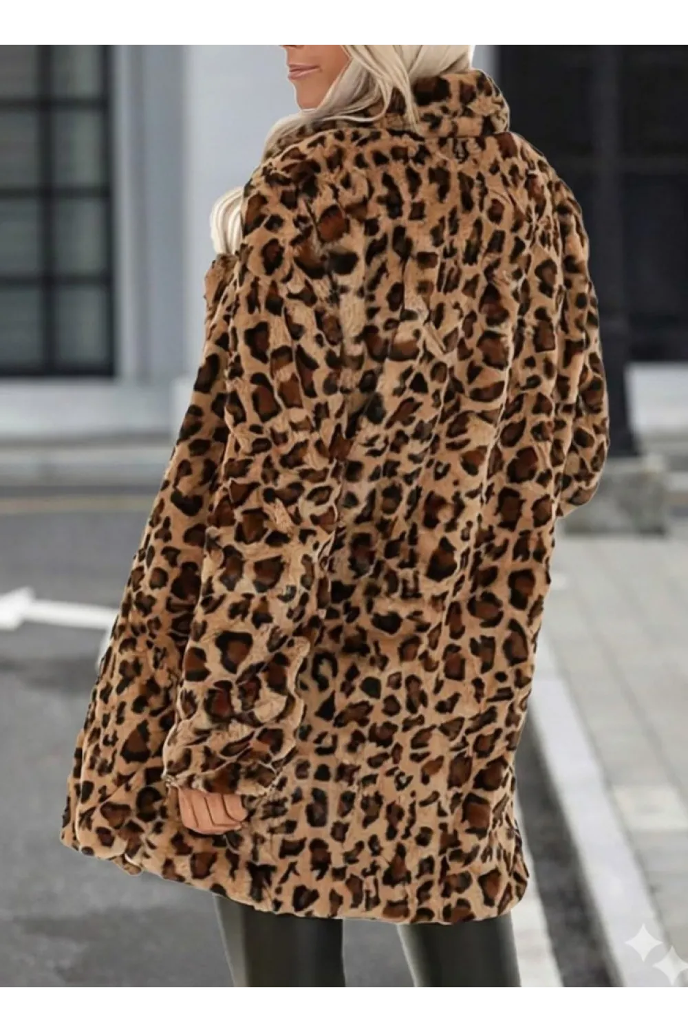 Kadın Uzun Kollu Yakalı Cepli Kısa Peluş Leopar Kaban