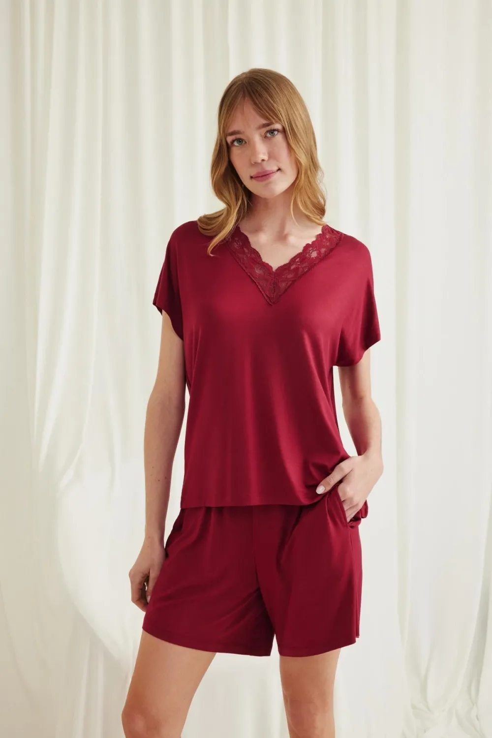 Kısa Kollu Dantelli V Yaka Şort Pijama Takımı