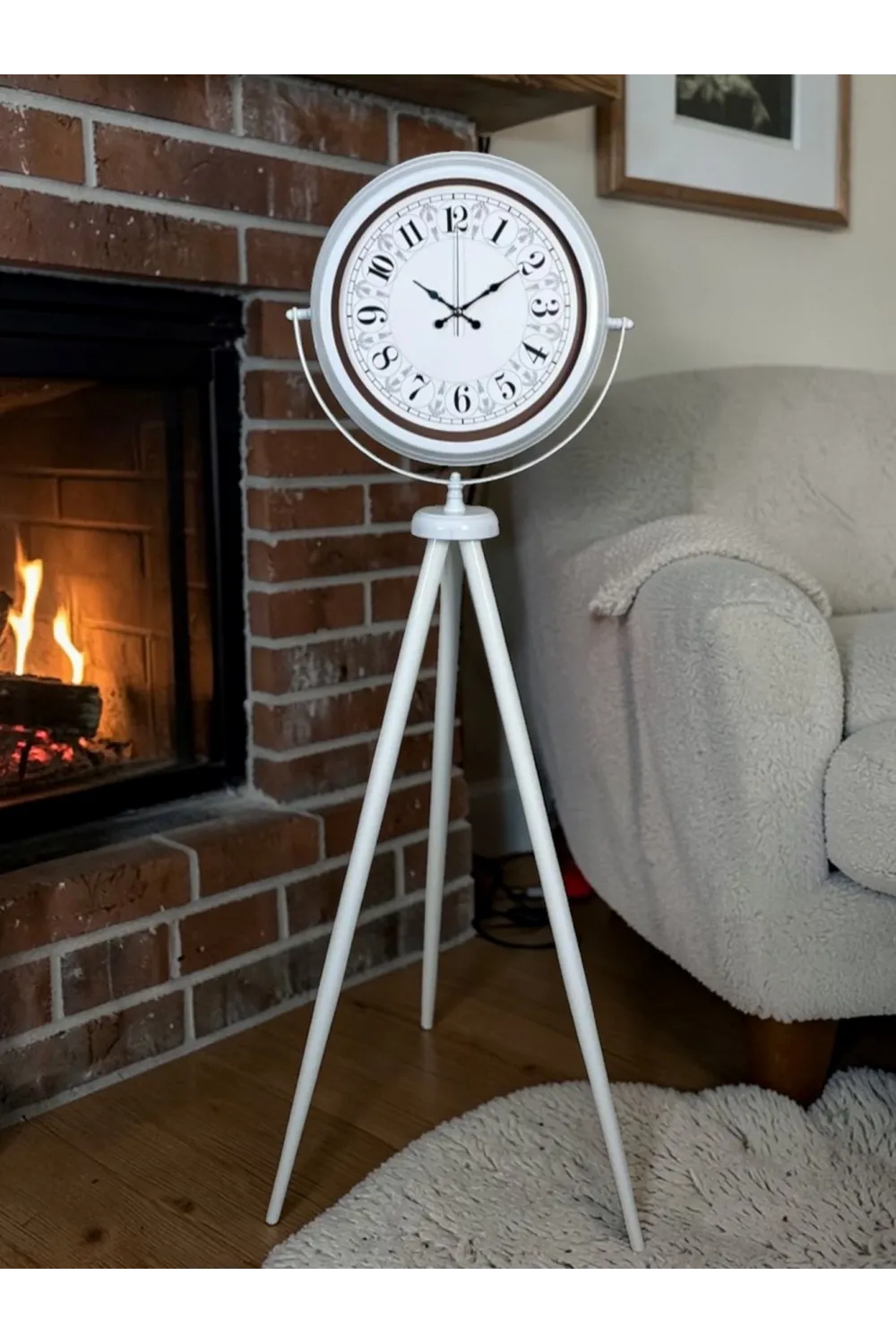 Klasik Rakamlı Beyaz Tripod Ayaklı Saat