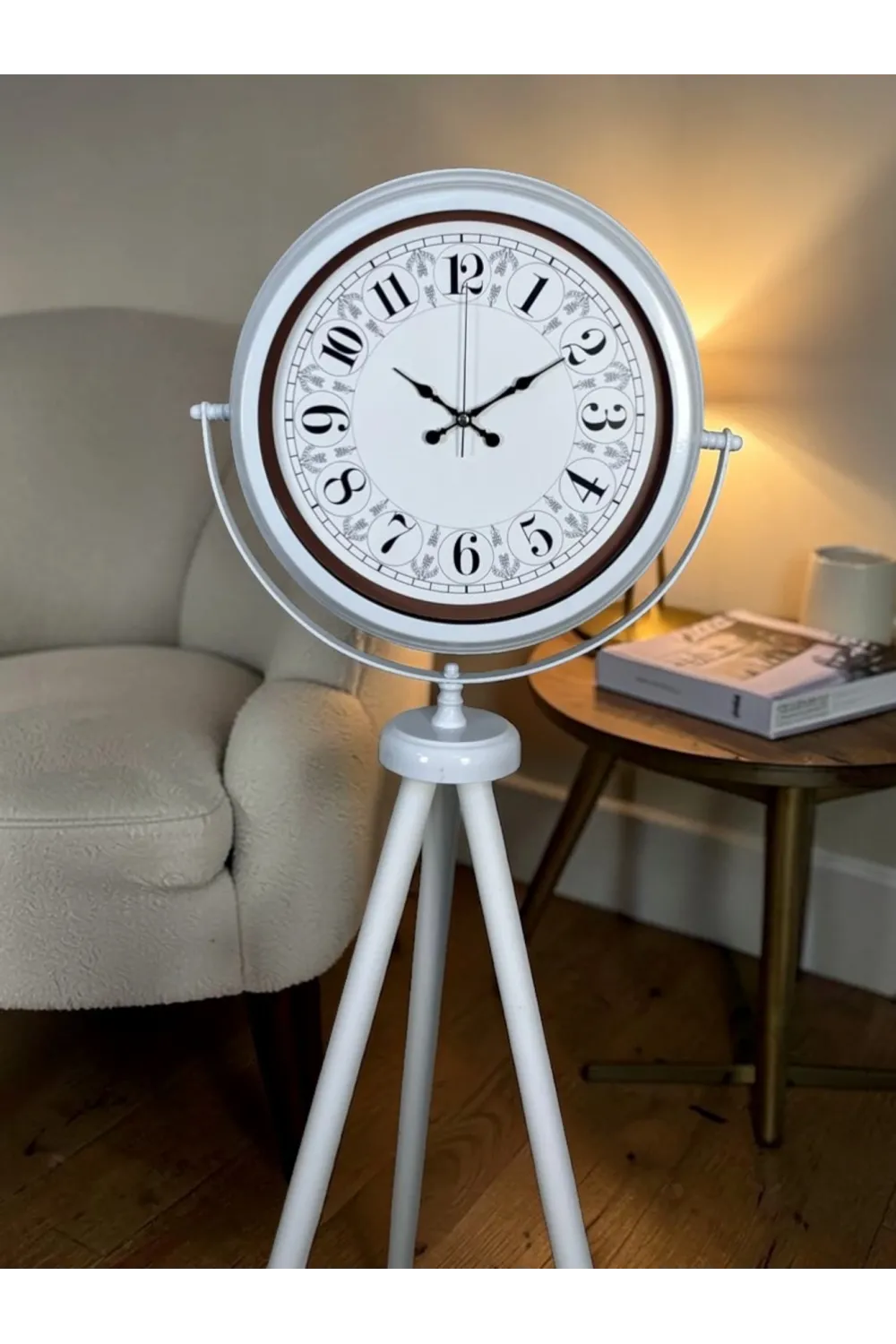 Klasik Rakamlı Beyaz Tripod Ayaklı Saat