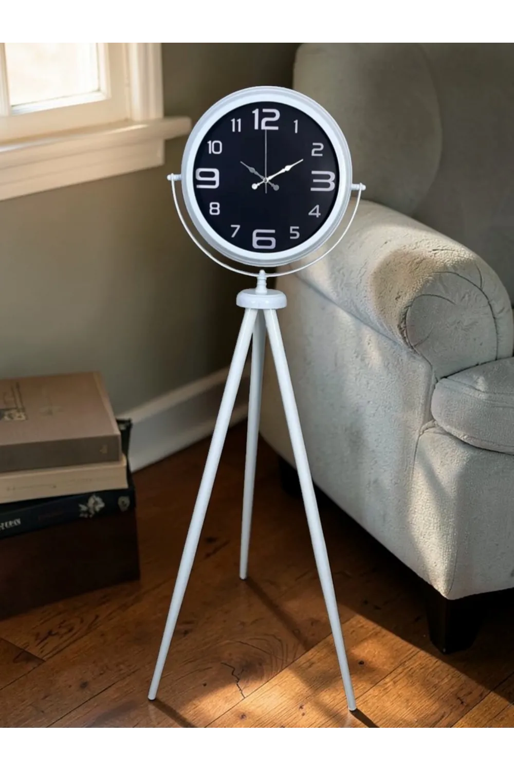 Kontrast Tasarım Beyaz Tripod Ayaklı Saat