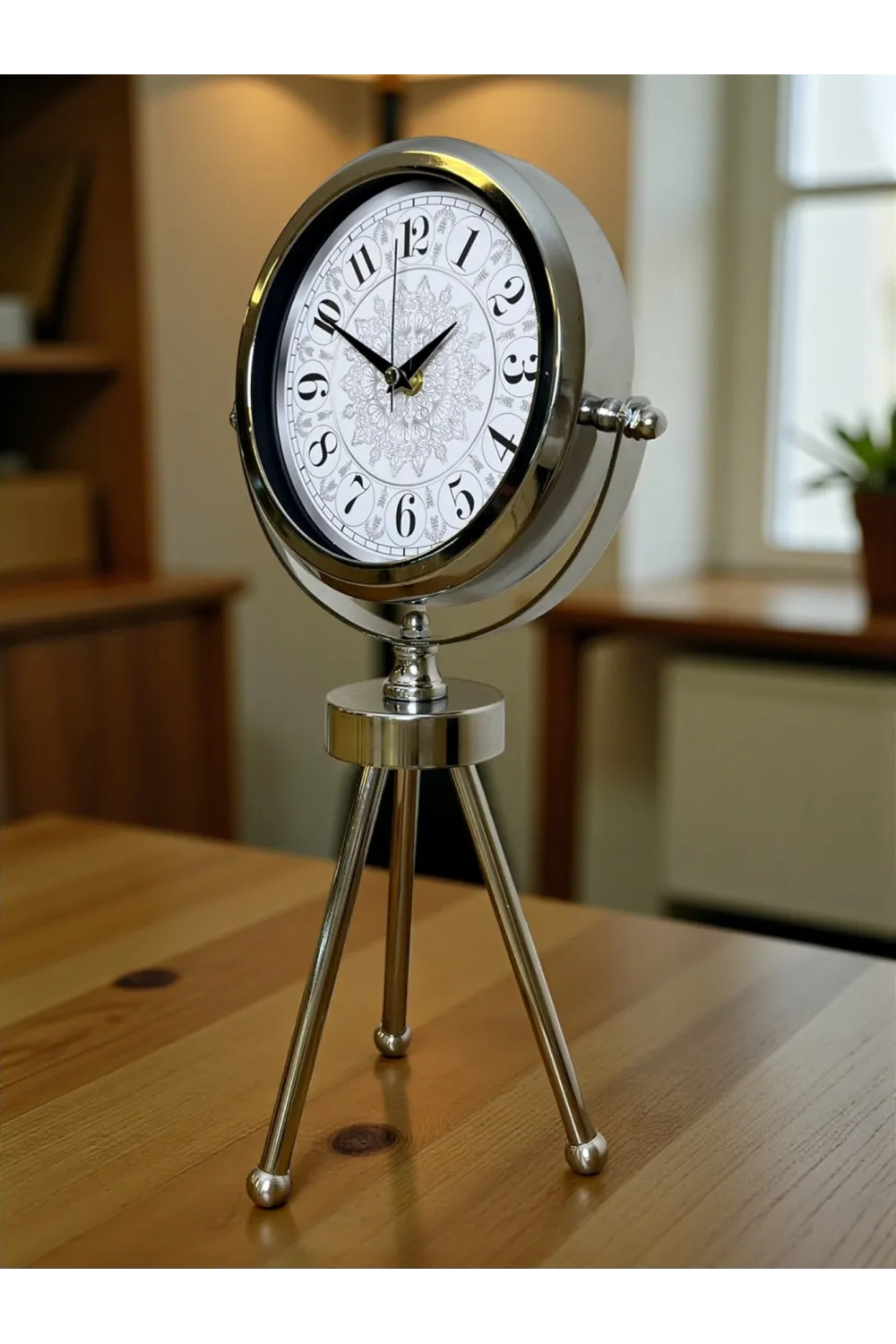 Krom Motif Tasarım Üç Ayaklı Metal Masa Saati