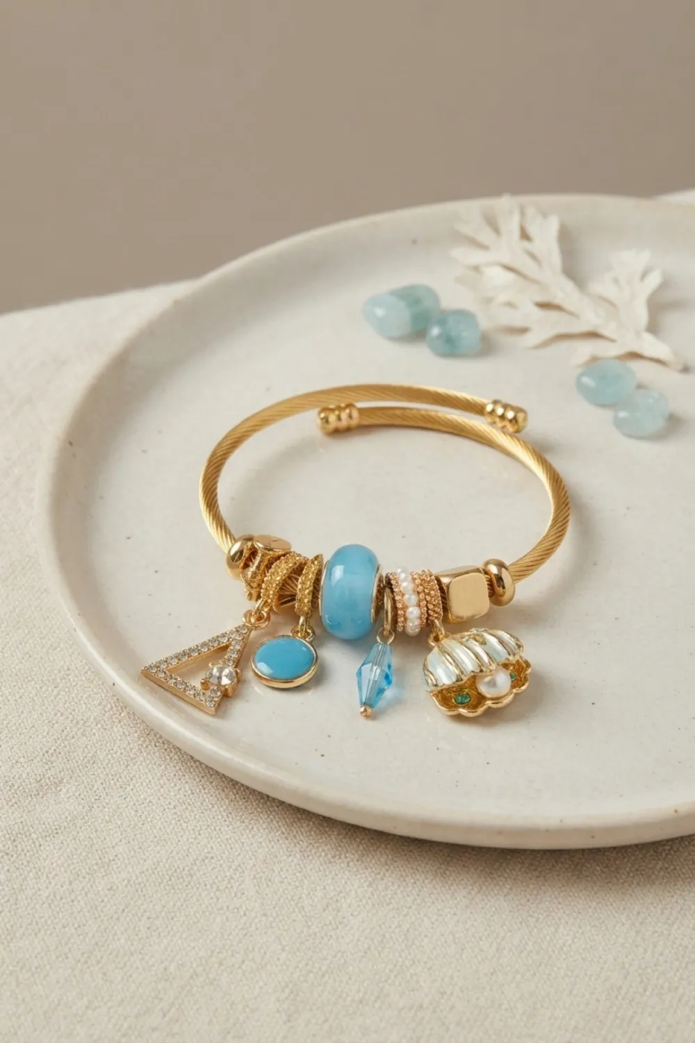 Mavi Deniz Kabuğu Model Gold Renk Charmlı Bileklik