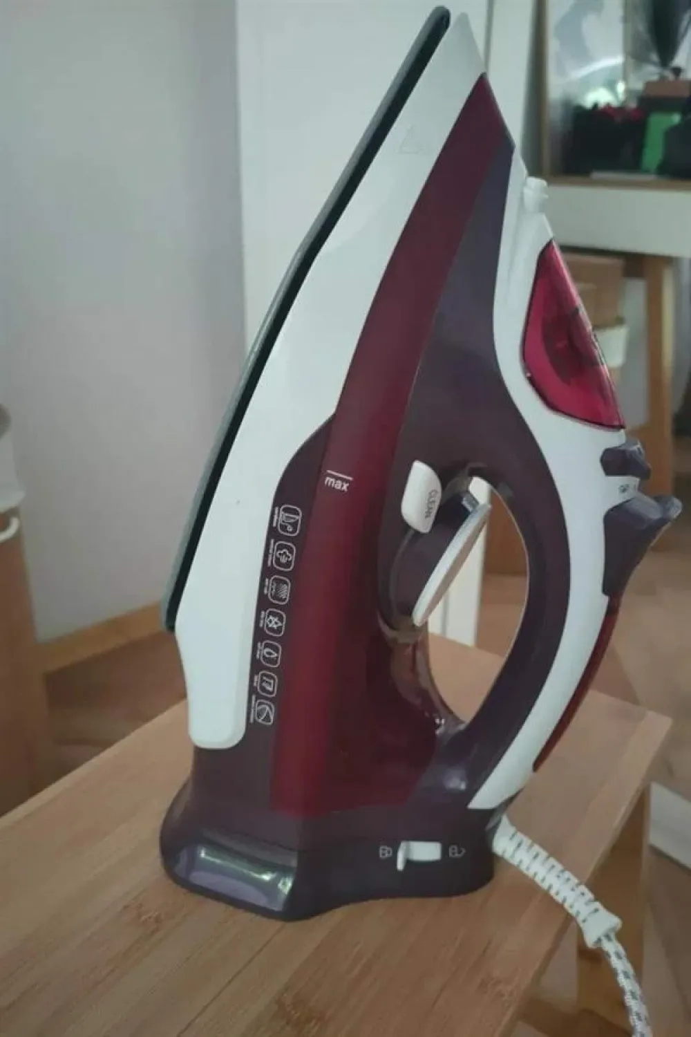 Modern Tasarım 2200w Dayanıklı Buharlı Seramik Kaplama Ütü
