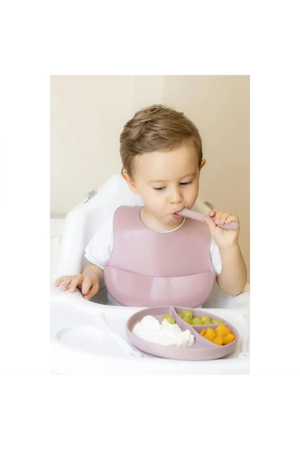 Pembe 3’lü Silikon Yemek Seti – Önlük + Diş Kaşıyıcılı Kaşık + Vakumlu Tabak