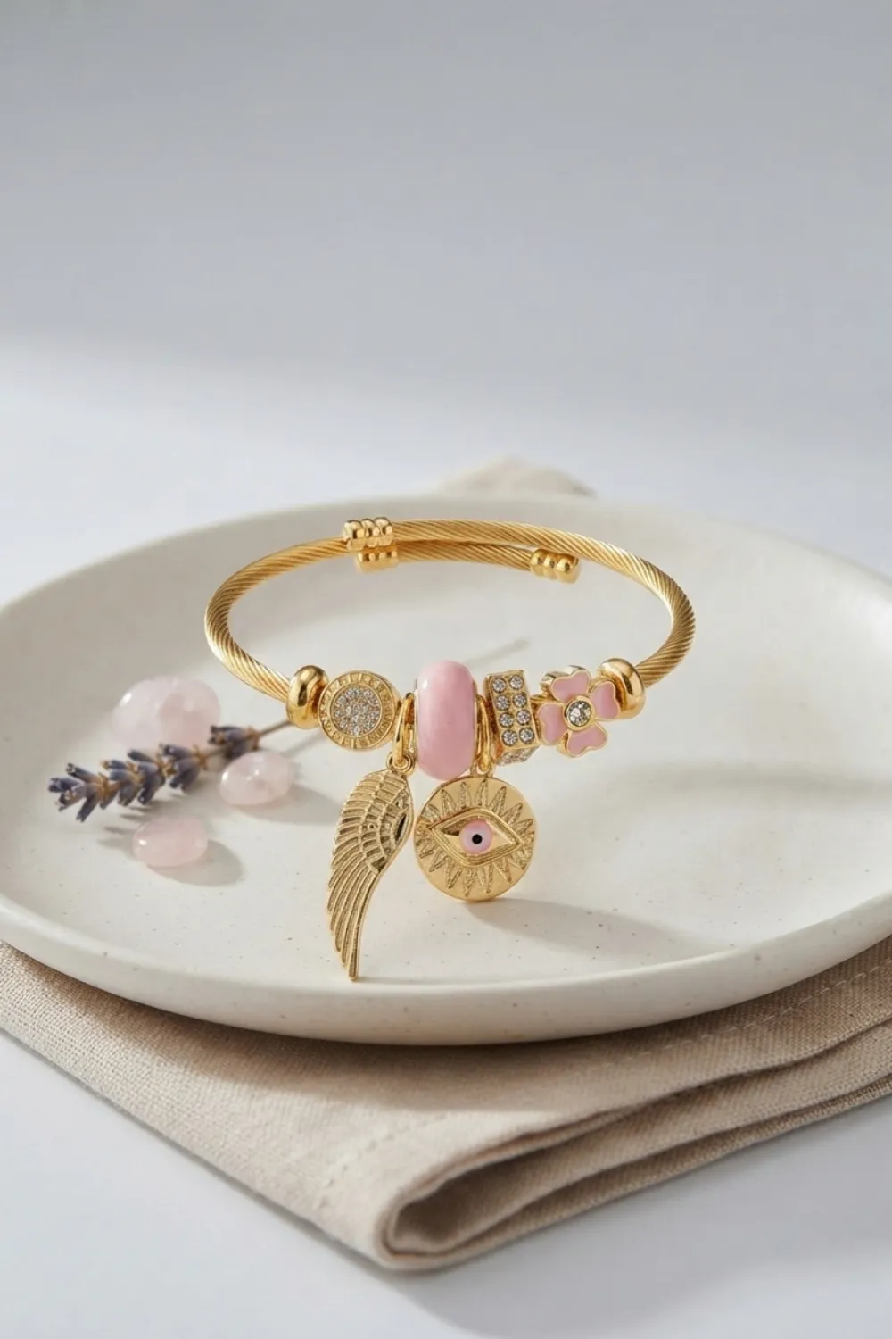 Pembe Göz Model Gold Renk Charmlı Bileklik