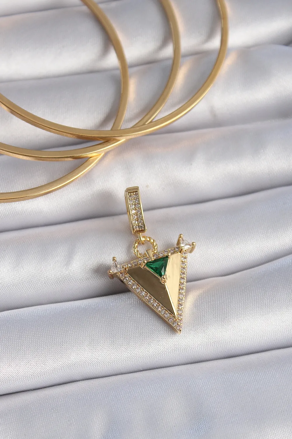 ietaks™ Pirinç Gold Renk Zirkon Taşlı 3D Üçgen Model Ajda Charm