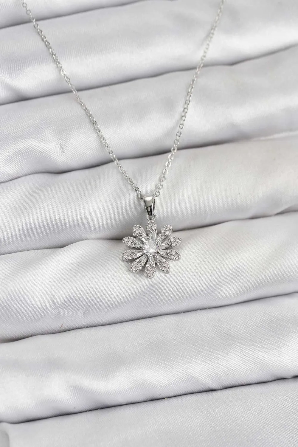 ietaks™ Pirinç Gümüş Renk Çiçek Model Kadın Kolye
