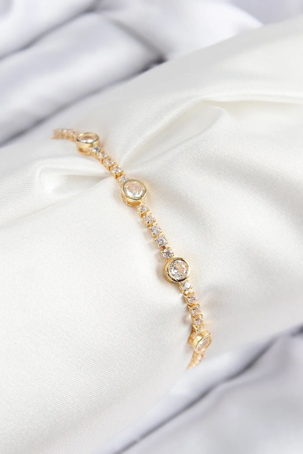 Pirinç Zirkon Taşlı Daire Model Gold Renk Asansörlü Kadın Bileklik
