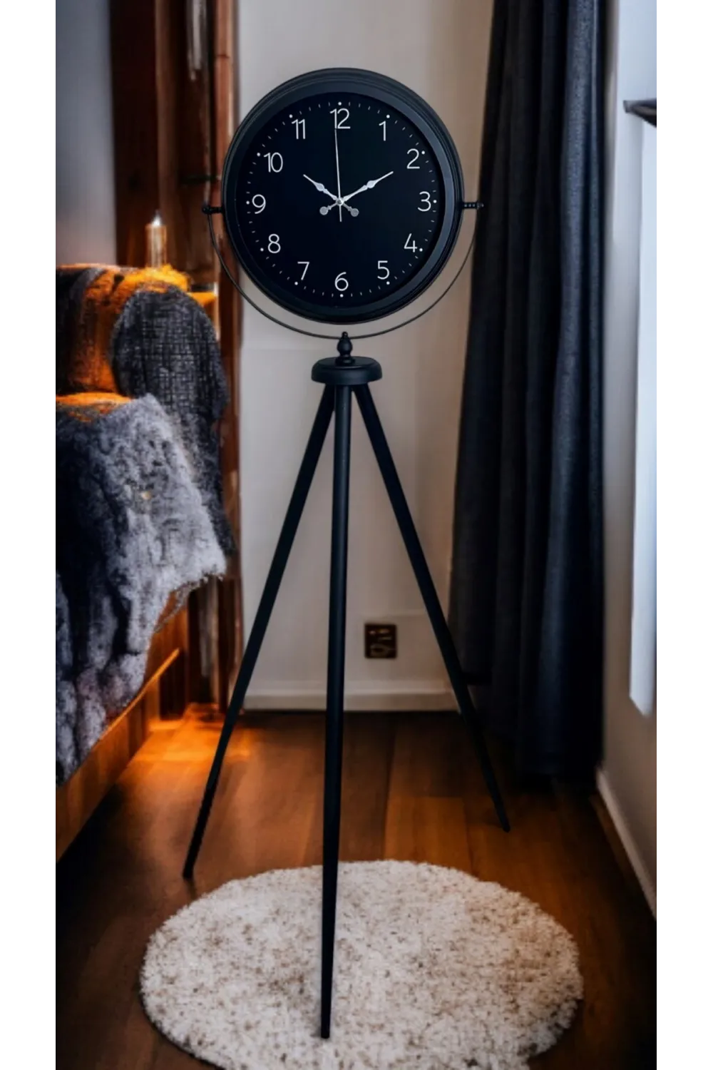 Sade Siyah Tripod Ayaklı Saat