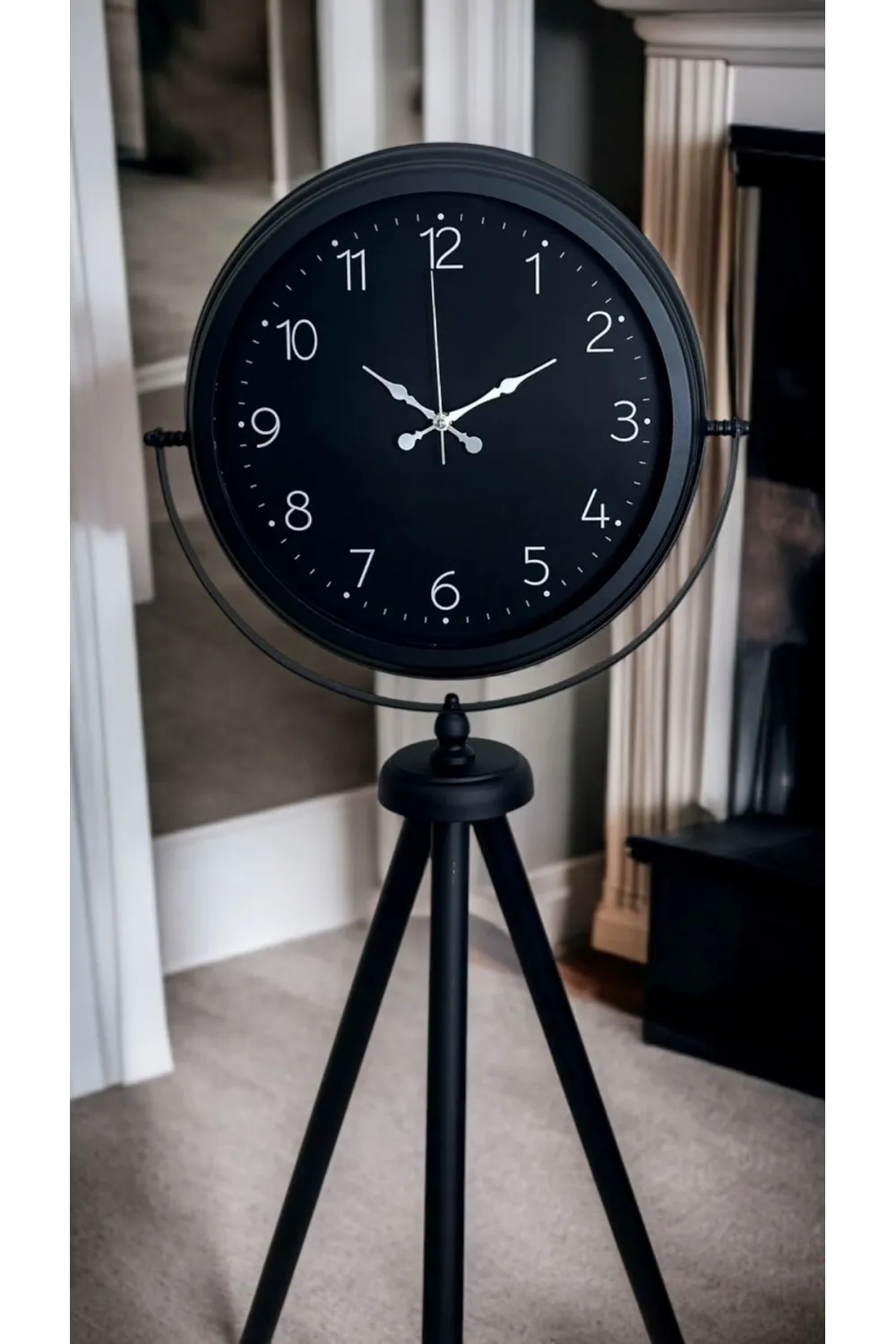 Sade Siyah Tripod Ayaklı Saat