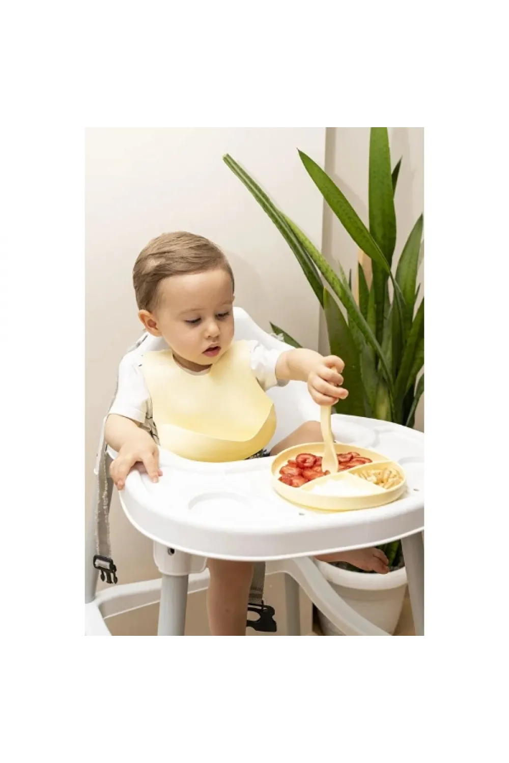 Sarı 3’lü Silikon Yemek Seti – Önlük + Diş Kaşıyıcılı Kaşık + Vakumlu Tabak