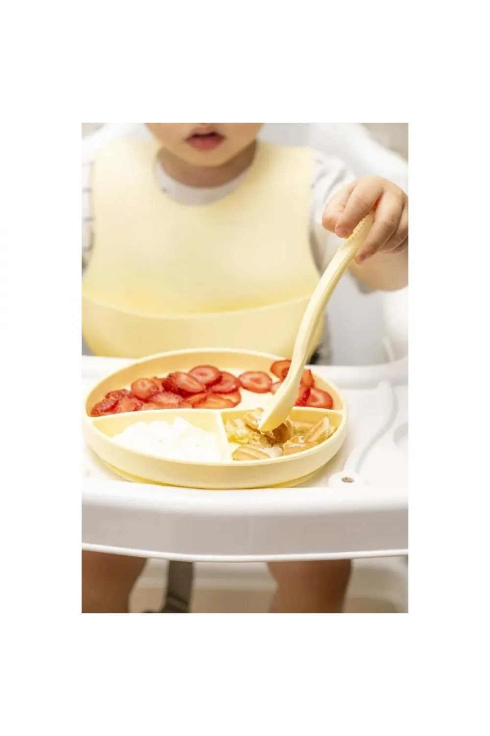 Sarı 3’lü Silikon Yemek Seti – Önlük + Diş Kaşıyıcılı Kaşık + Vakumlu Tabak