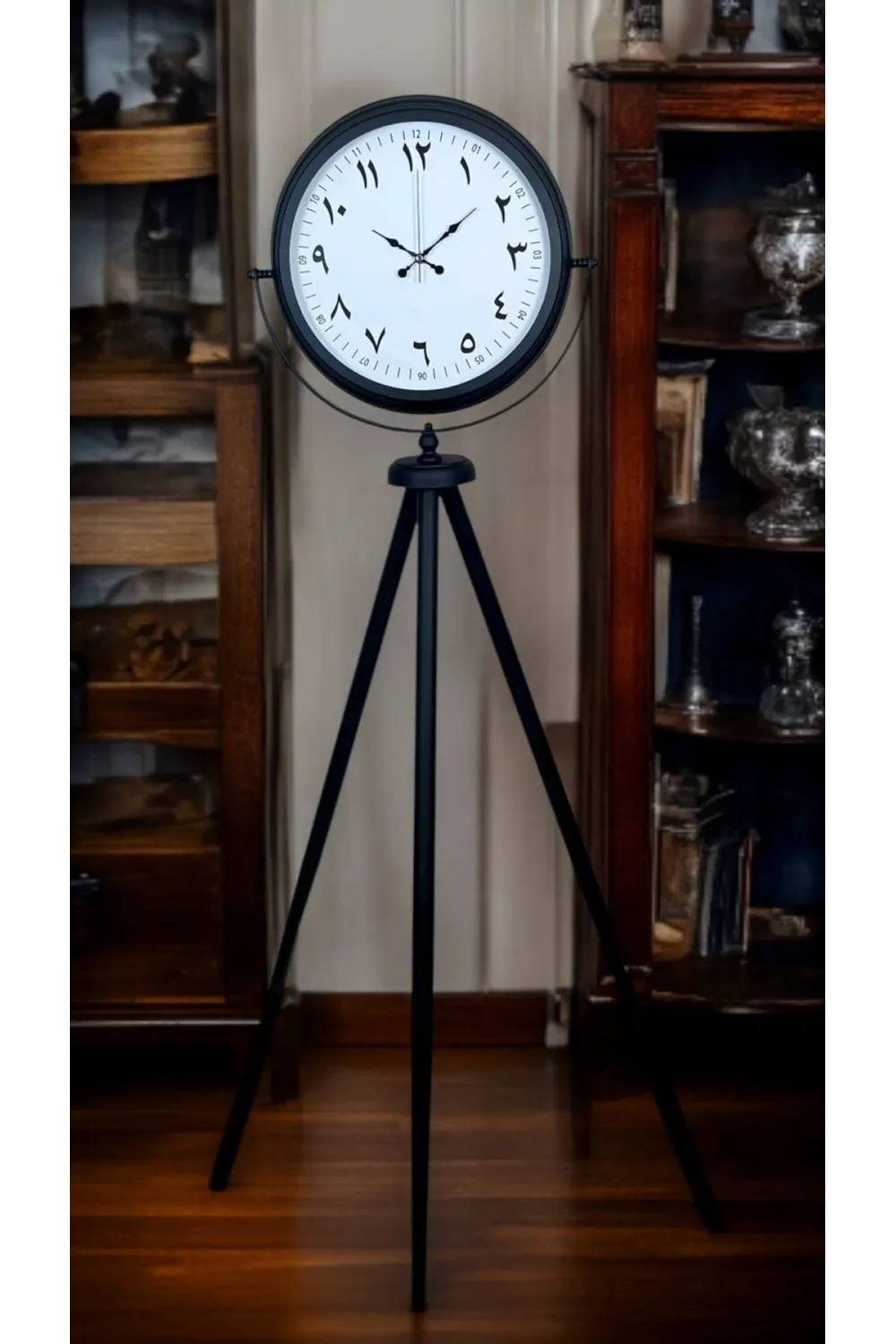 Siyah Arap Rakamlı Sıradışı Tasarım Tripod Ayaklı Saat
