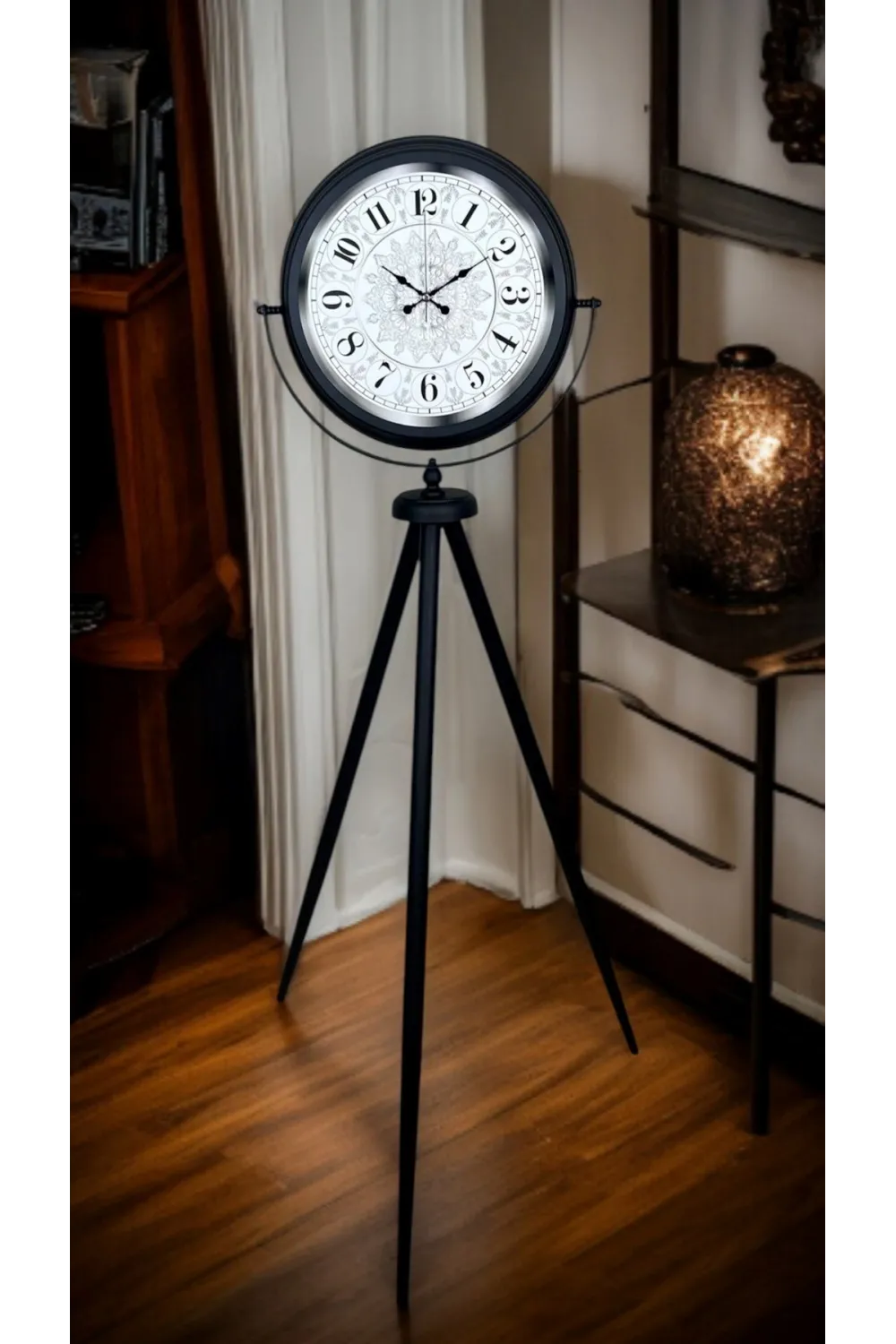 Siyah Desenli Şık Tripod Ayaklı Saat