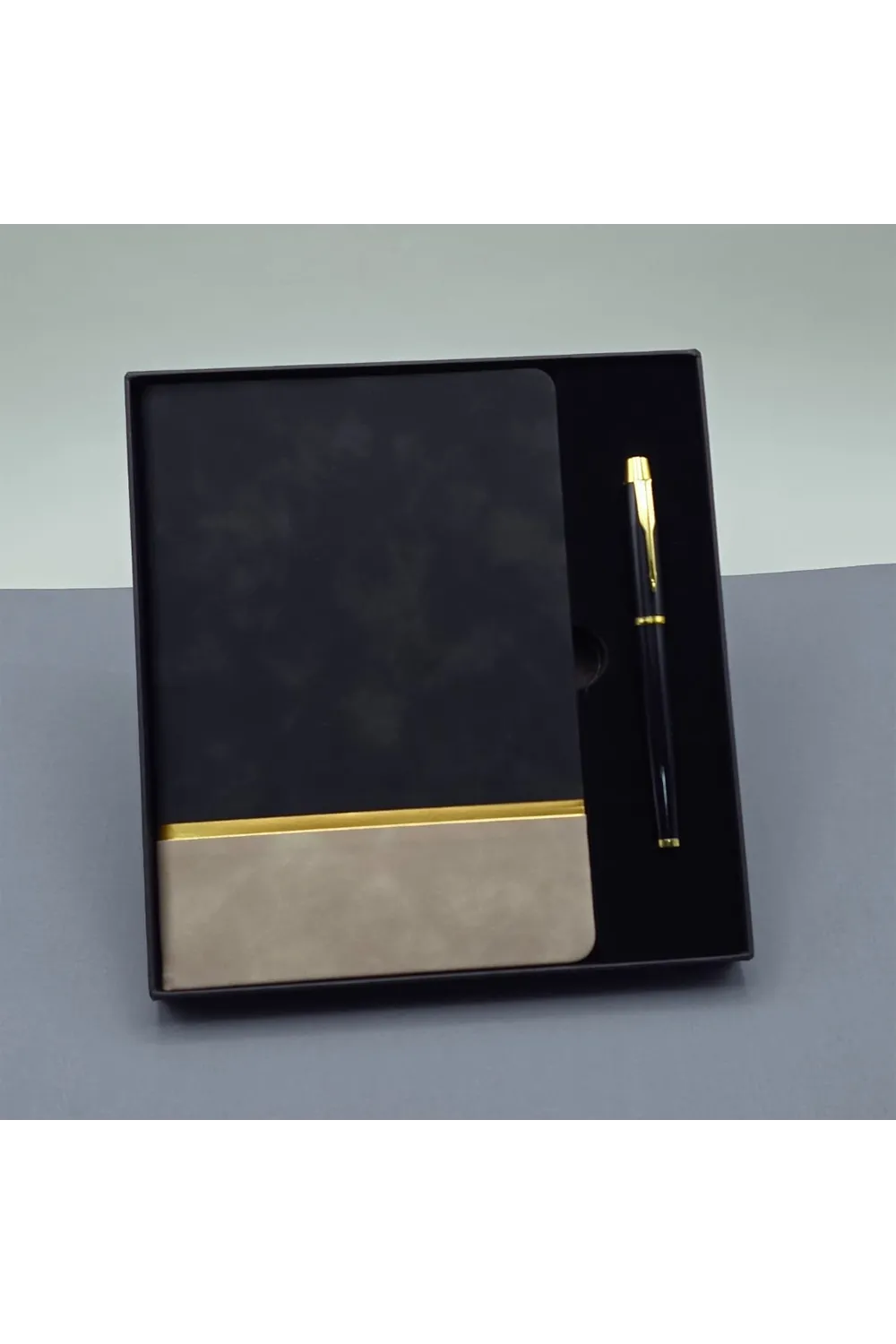 Siyah Gold Detaylı Termo Deri Defter Ve Metal Roller Kalem Hediye Seti