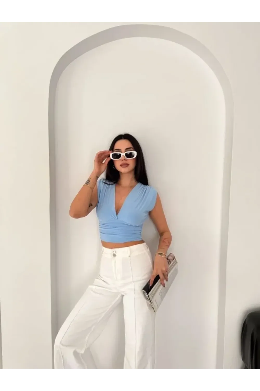 Vatkalı Kolsuz V Yaka Drapeli Crop Bluz Likralı Fit - Bebek Mavisi