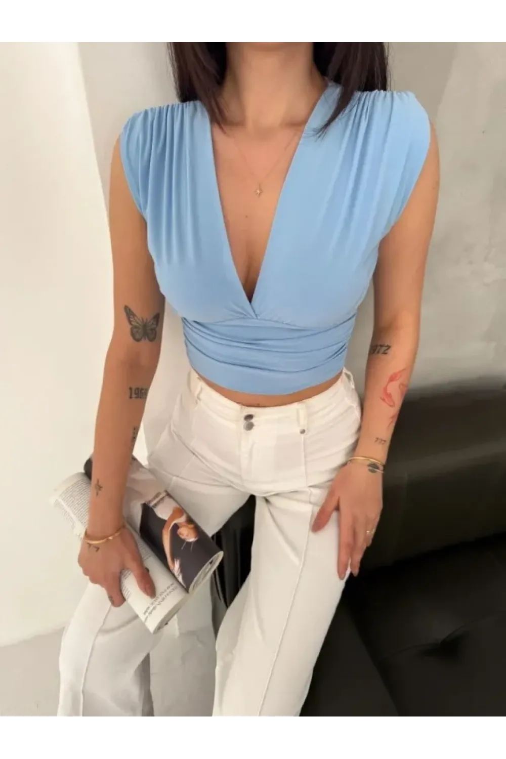 Vatkalı Kolsuz V Yaka Drapeli Crop Bluz Likralı Fit - Bebek Mavisi