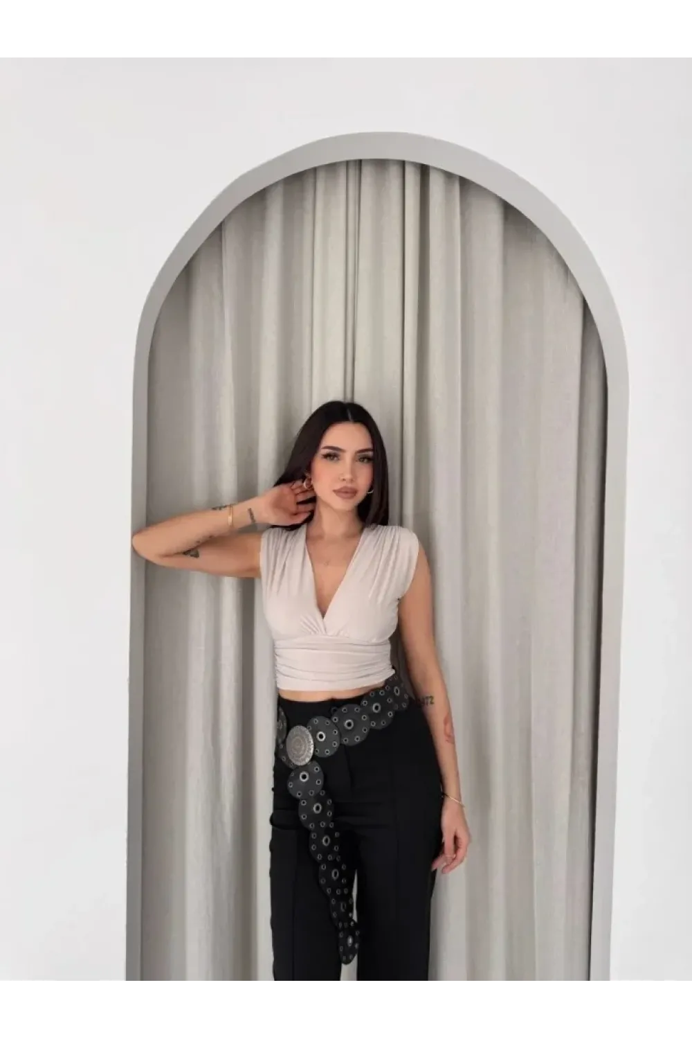 Vatkalı Kolsuz V Yaka Drapeli Crop Bluz Likralı Fit - Boyalı Gri