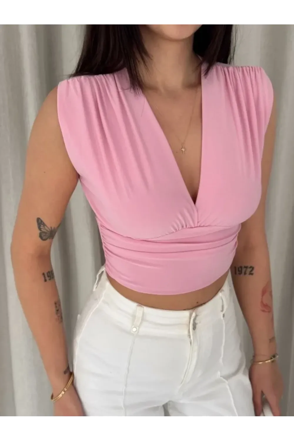 Vatkalı Kolsuz V Yaka Drapeli Crop Bluz Likralı Fit - Pembe