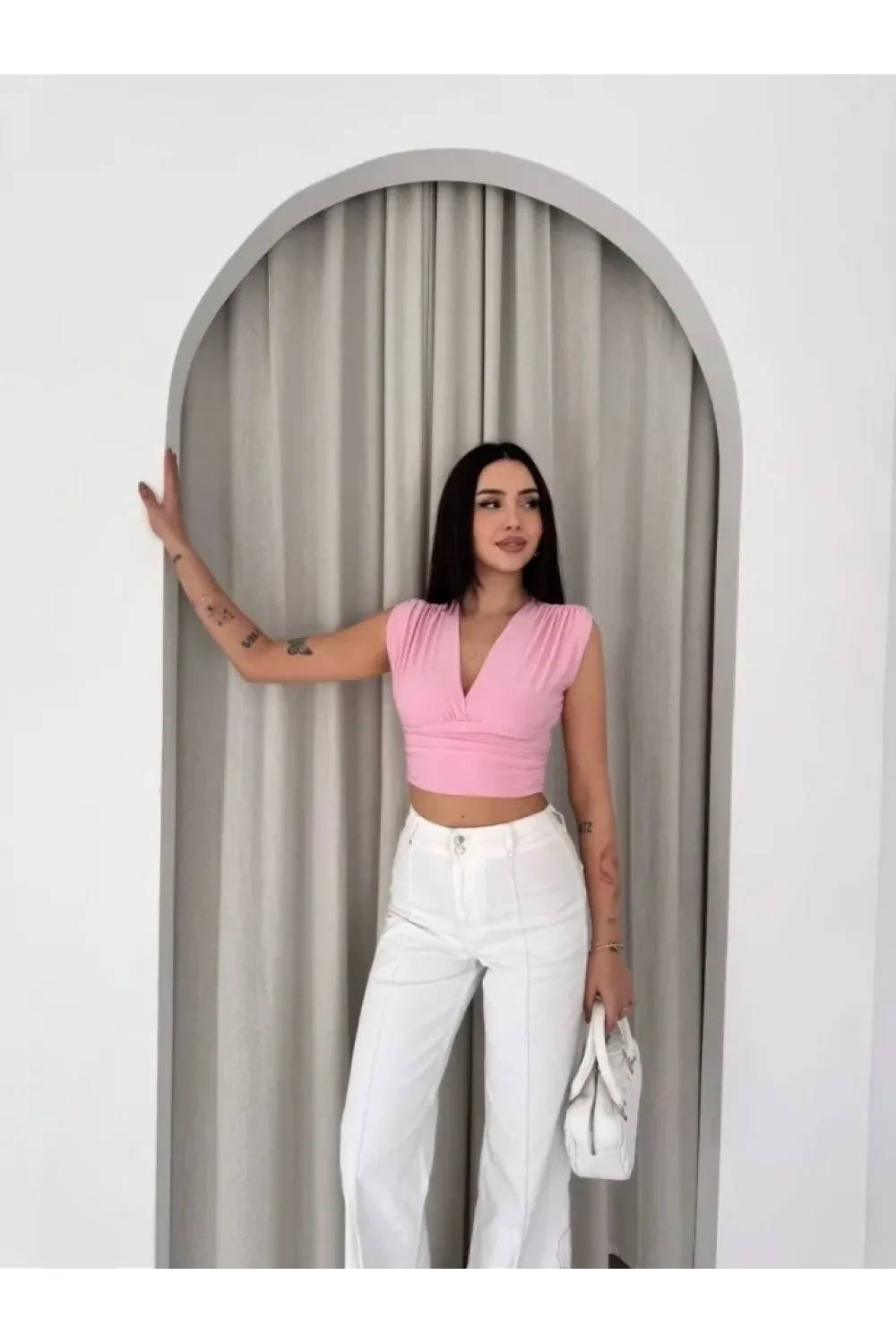 Vatkalı Kolsuz V Yaka Drapeli Crop Bluz Likralı Fit - Pembe