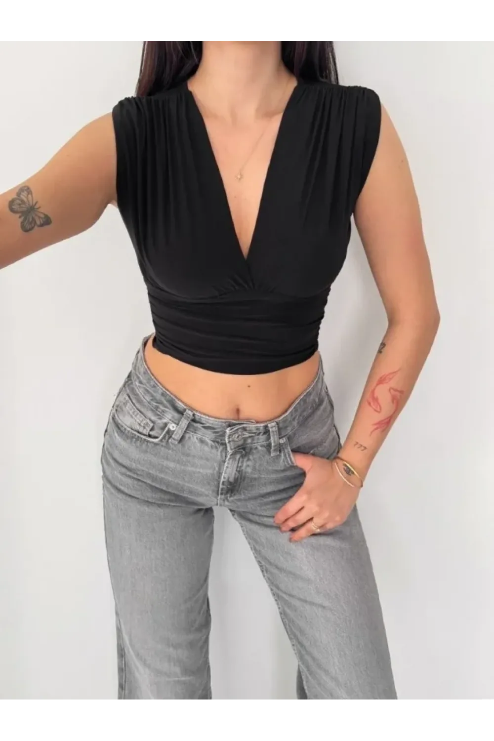 Vatkalı Kolsuz V Yaka Drapeli Crop Bluz Likralı Fit - Siyah