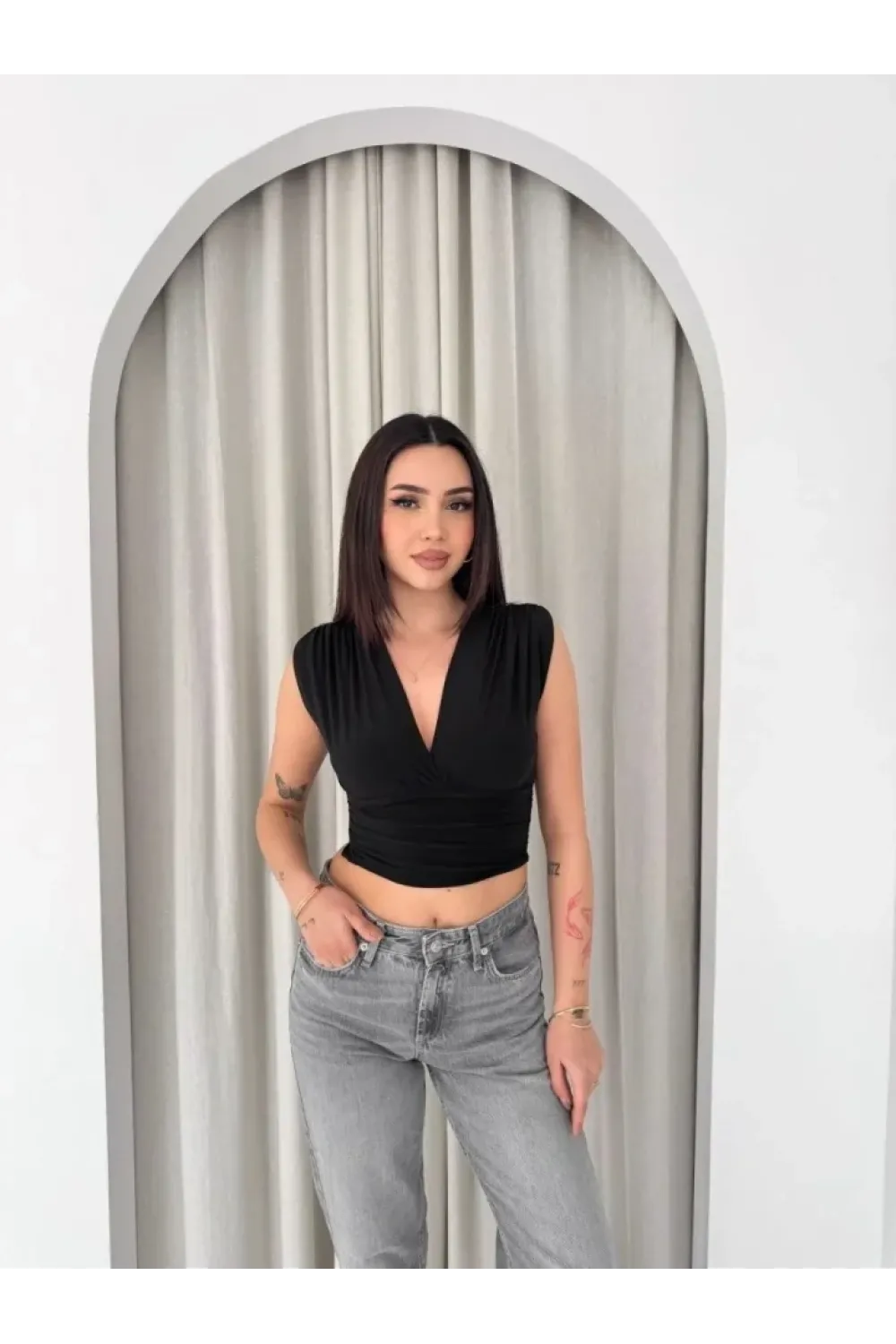 Vatkalı Kolsuz V Yaka Drapeli Crop Bluz Likralı Fit - Siyah