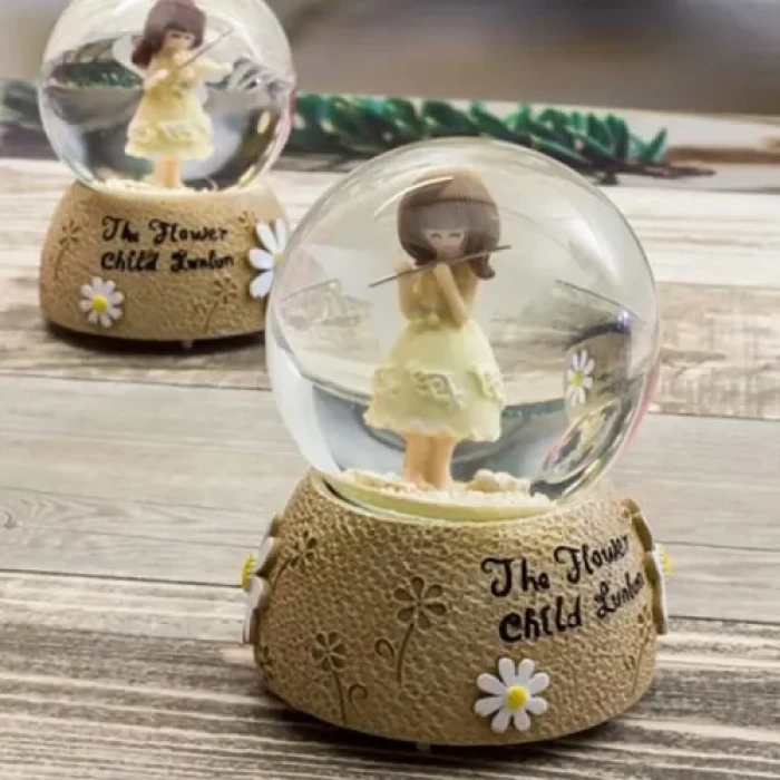 Kemancı Kız Kar Küresi Orta Boy