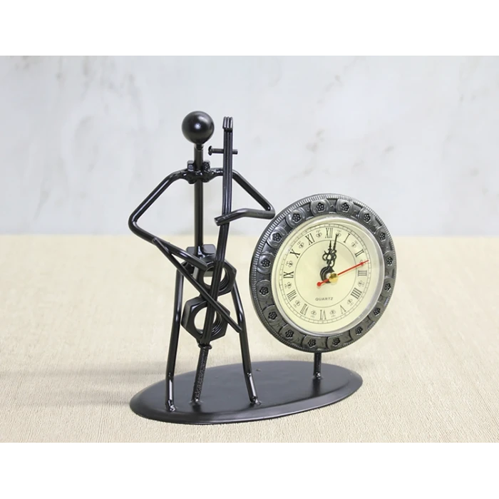 Metal Saatli Keman Çalan Müzisyen